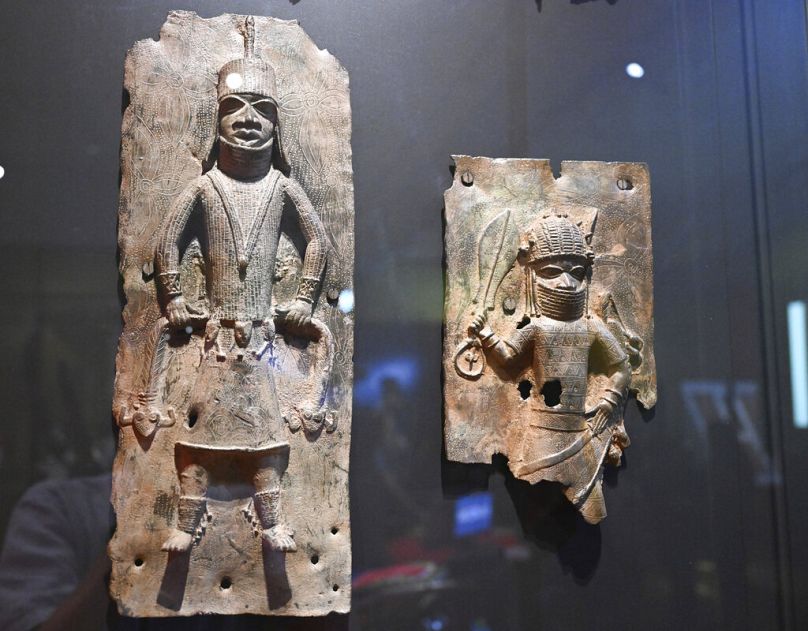 I cosiddetti bronzi del Benin in mostra al Museo Linden di Stoccarda, in Germania, nel 2022.