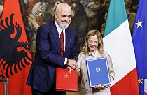 Edi Rama albán és Giorgia Meloni olasz kormányfő