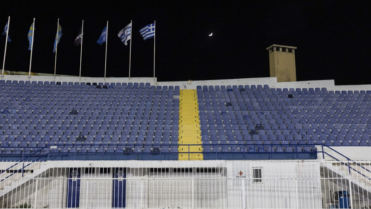 Yunanistan'da şiddet olayları nedeniyle iki aydır futbol maçları 12 Şubat'a kadar seyircisiz oynanacak