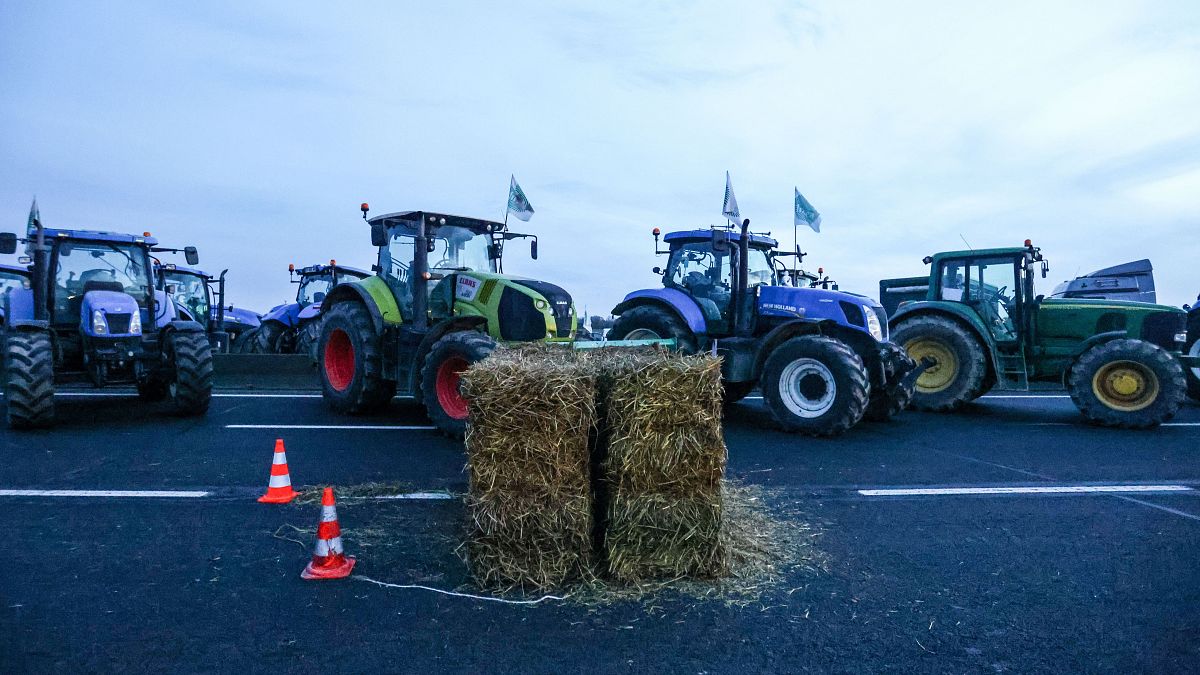 A kormány mezőgazdasági politikája ellen tiltakozó francia gazdák akadályozzák a forgalmat az A4-es autópályán Jossigny közelében, Párizstól keletre 2024. január 29-én.