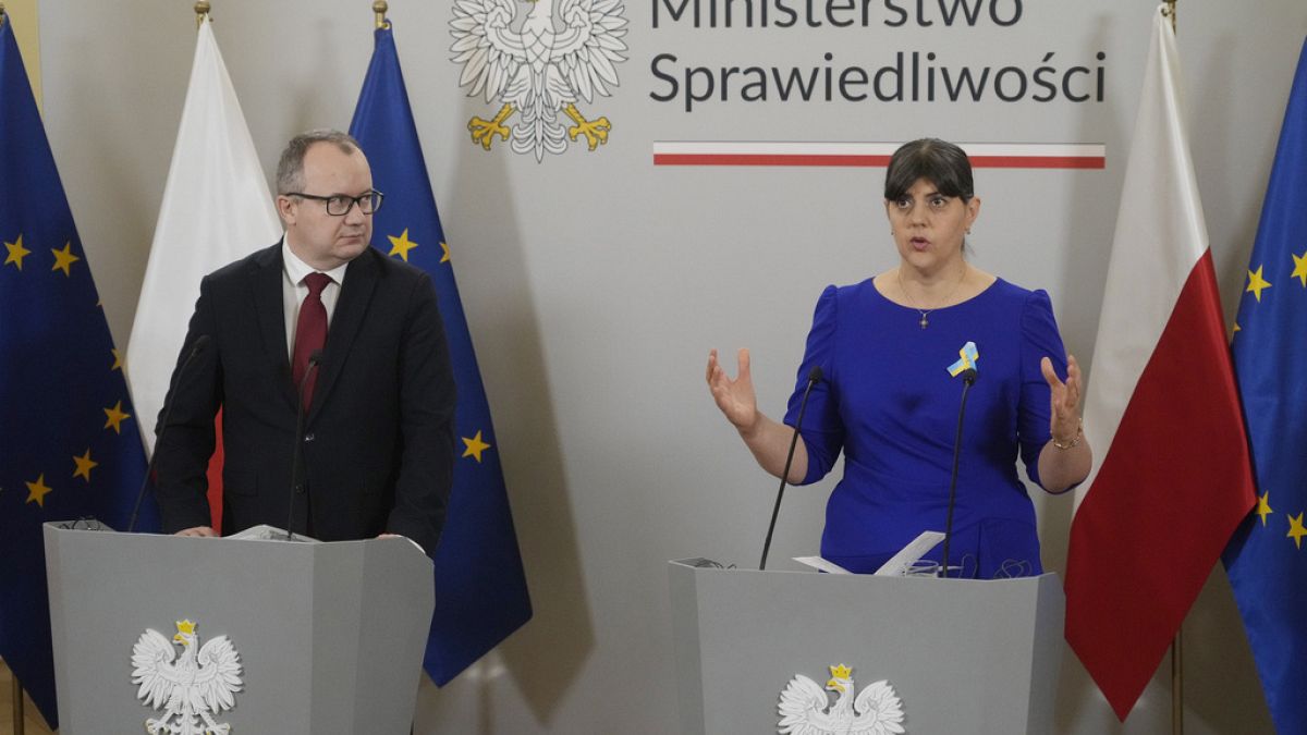 Le ministre polonais de la justice Adam Bodnar et la procureure du parquet européen Laura Codruta Kovesi, lors d'une conférence de presse à Varsovie le 29 janvier 2024.