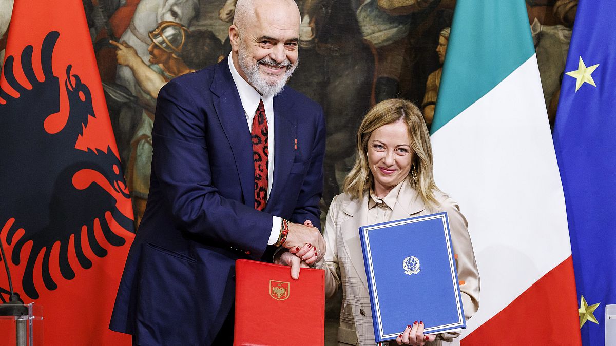 Il premier albanese, Edi Rama, e Giorgia Meloni si stringono la mano dopo la firma di un memorandum sulla gestione dei migranti diretti in Italia (6 novembre 2023) 