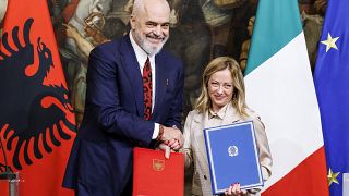 La primera ministra italiana, Giorgia Meloni, y su homólogo albanés, Edi Rama, firman un memorando de entendimiento en Roma el 6 de noviembre de 2023