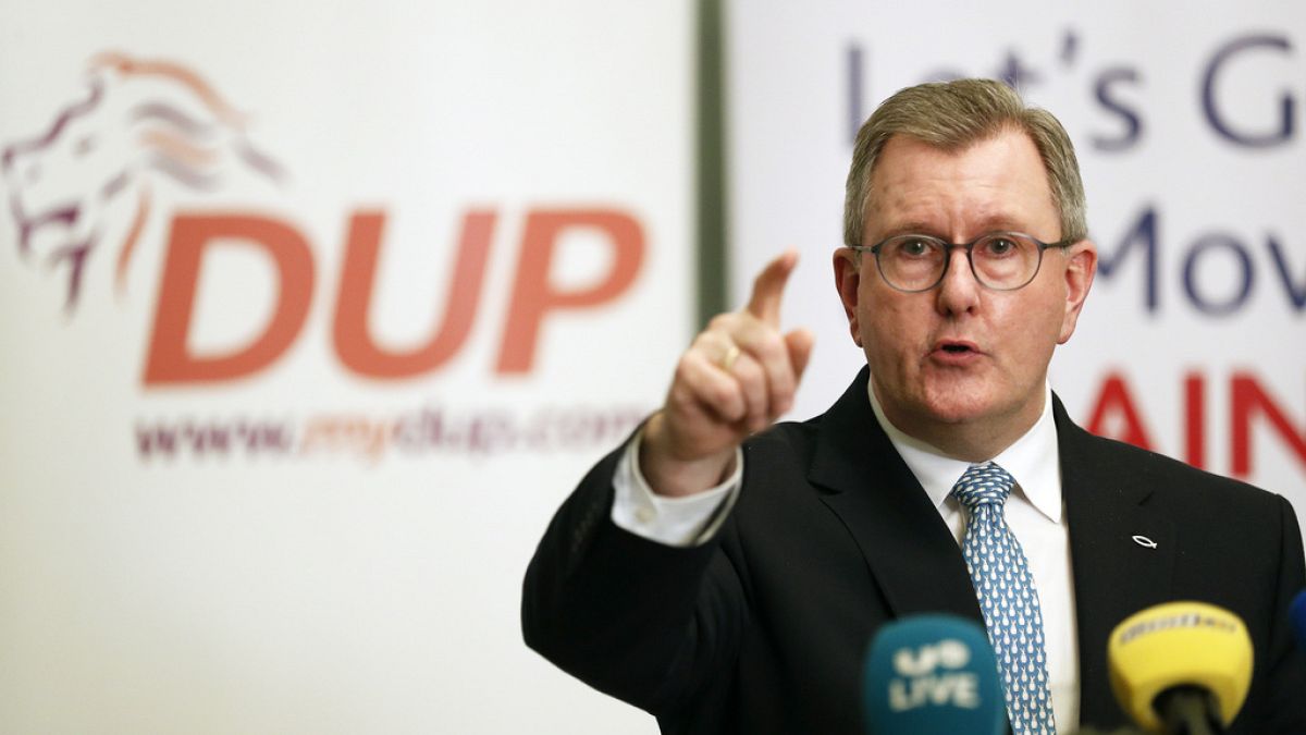 Unionists agree to restore government in Northern Ireland thumbnail