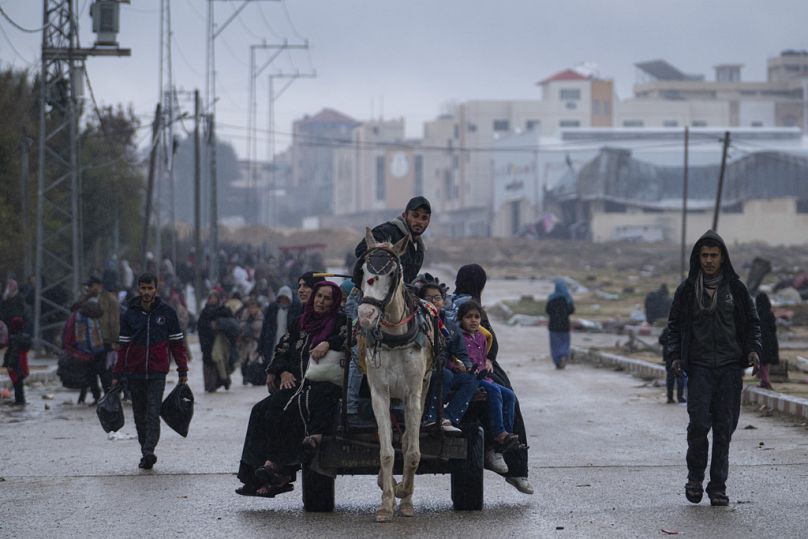 Gázai lakosok érkeznek az övezet déli részére
