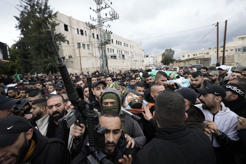 A megölt palesztinok holttestét viszik Dzsenínben