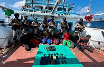 دزدان دریایی سومالیایی با دستانی بسته