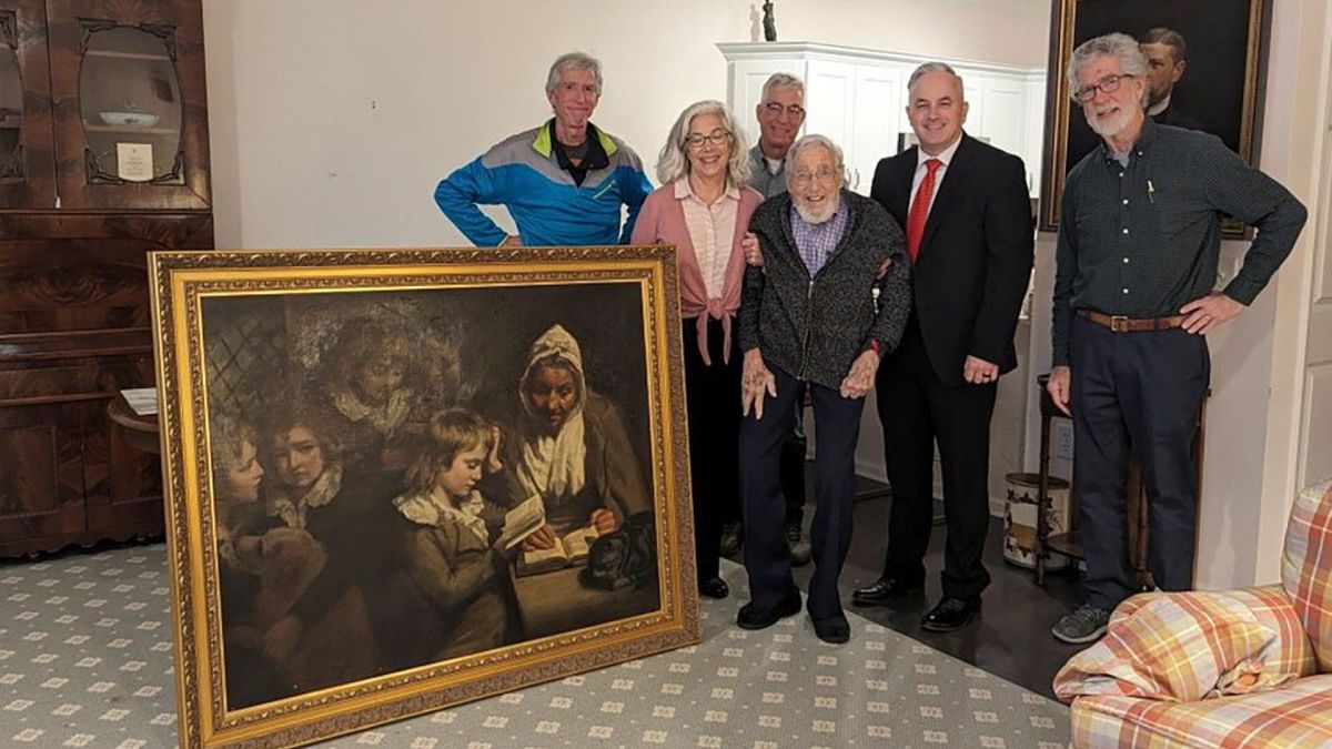  L'agent Gary France, le Dr Francis Wood et les enfants de ce dernier devant le tableau retrouvé, volé en 1969 dans la maison des parents de Wood à Newark, dans le New Jersey.