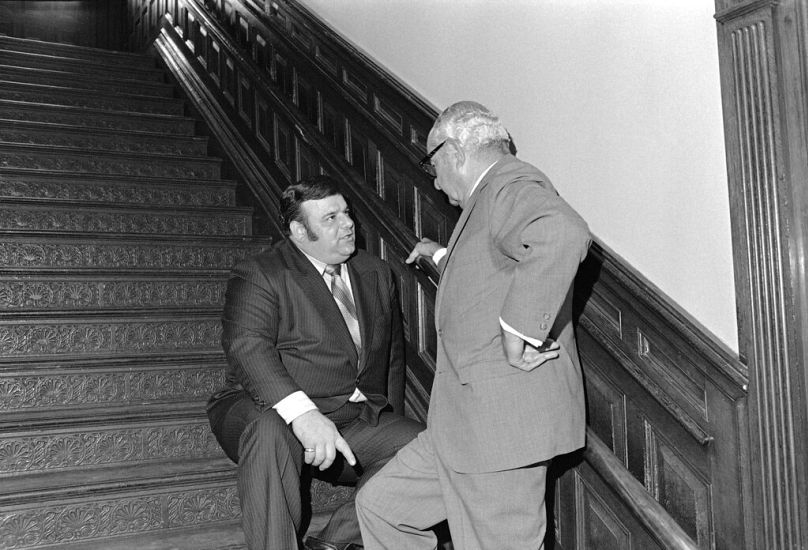 Anthony Imperiale (à gauche) discute du redécoupage des circonscriptions avec le président du parti démocrate de l'Essex, Harry Lerner, à Trenton, le 10 avril 1972.