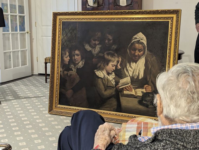 Francis Wood, 96 ans, admire le tableau de John Opie, "The Schoolmistress", qui a été volé dans la maison de ses parents à Newark, dans le New Jersey, en 1969.
