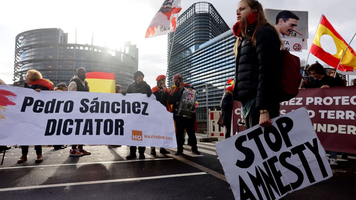 متظاهرون يحتجون ضد رئيس الوزراء الإسباني بيدرو سانشيز