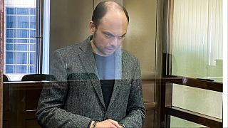   المعارض الروسي فلاديمير كارا مورزا في محكمة بمدينة موسكو،  17 أبريل 2023.