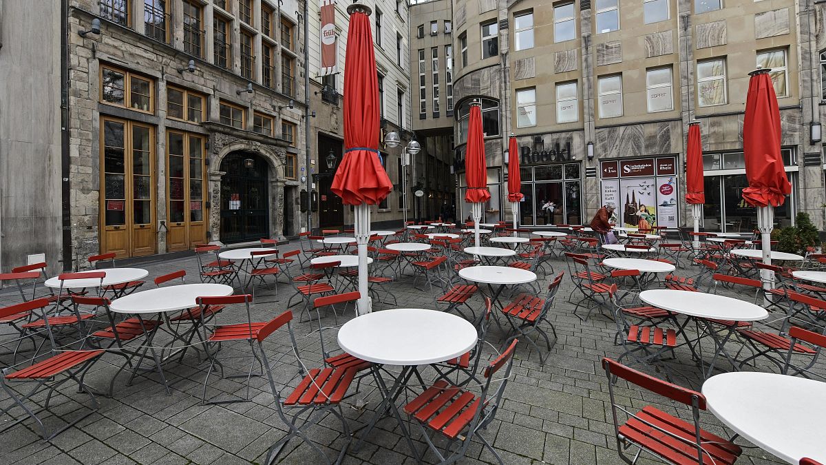 Mesas vacías en una plaza desierta de Colonia, Alemania. 18 de marzo de 2021.