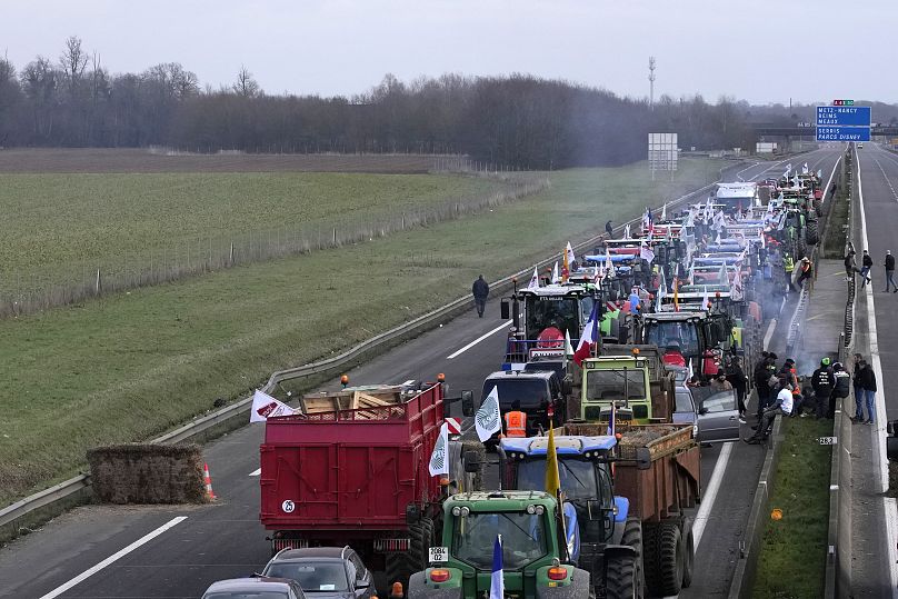 Il blocco delle strade da parte degli agricoltori francesi