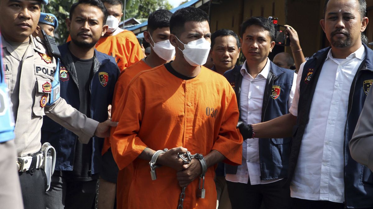 Tutuklu şüpheliler basın toplantısına elleri kelepçeli ve turuncu hapishane tulumları içerisinde çıkarıldı