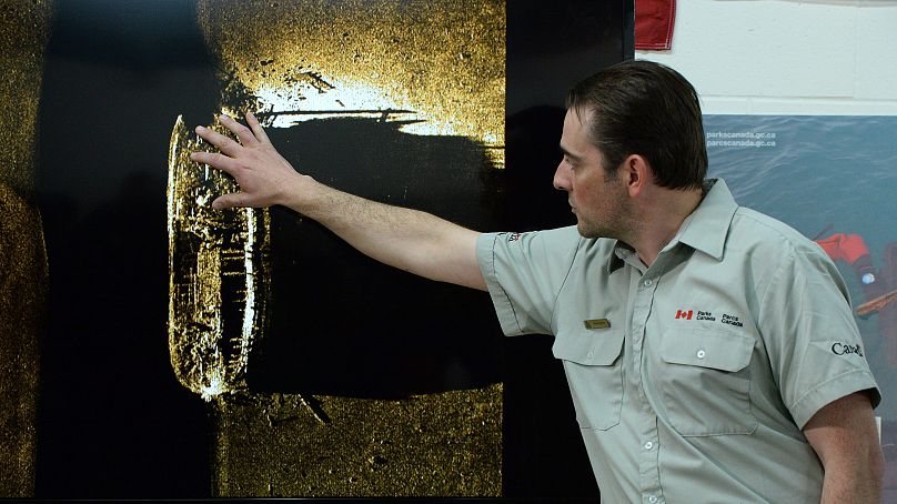 Ryan Harris explica el hallazgo de la Expedición al Estrecho de Victoria durante una rueda de prensa en Ottawa el 9 de septiembre de 2014.