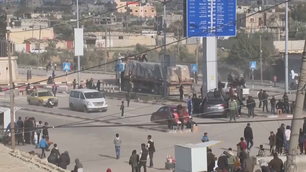 دخول قافلة مساعدات إلى غزة عبر معبر رفح.