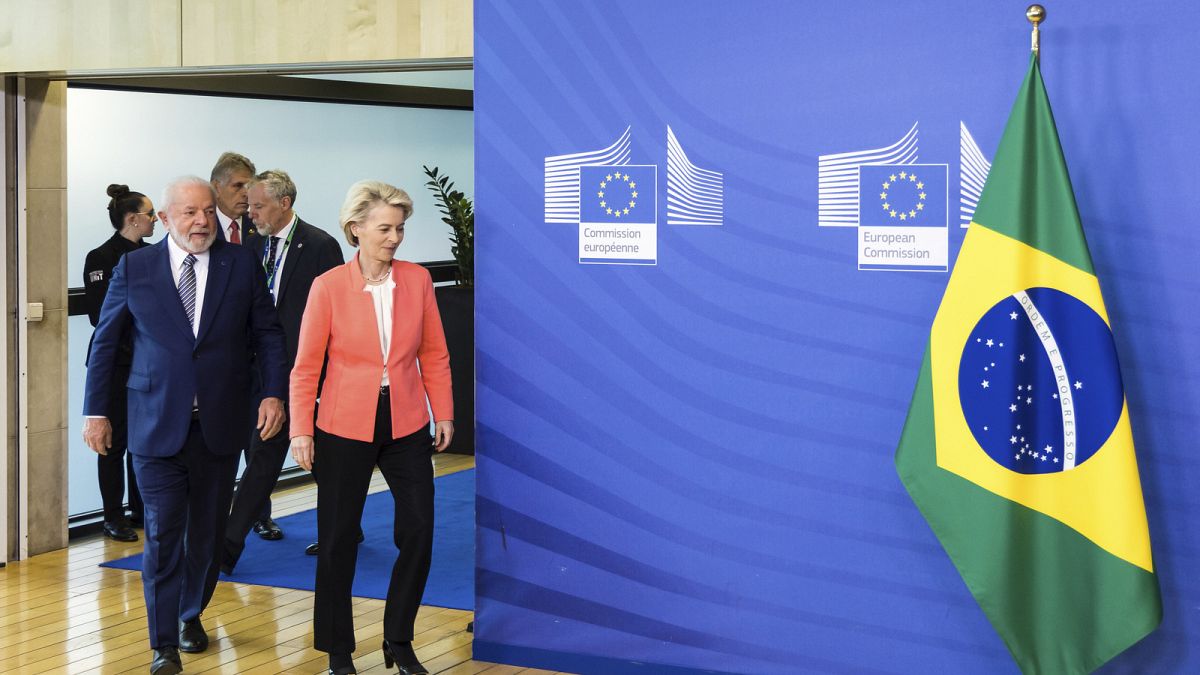 A presidente da Comissão Europeia com o presidente do Brasil, que atualmente também lidera o Mercosul