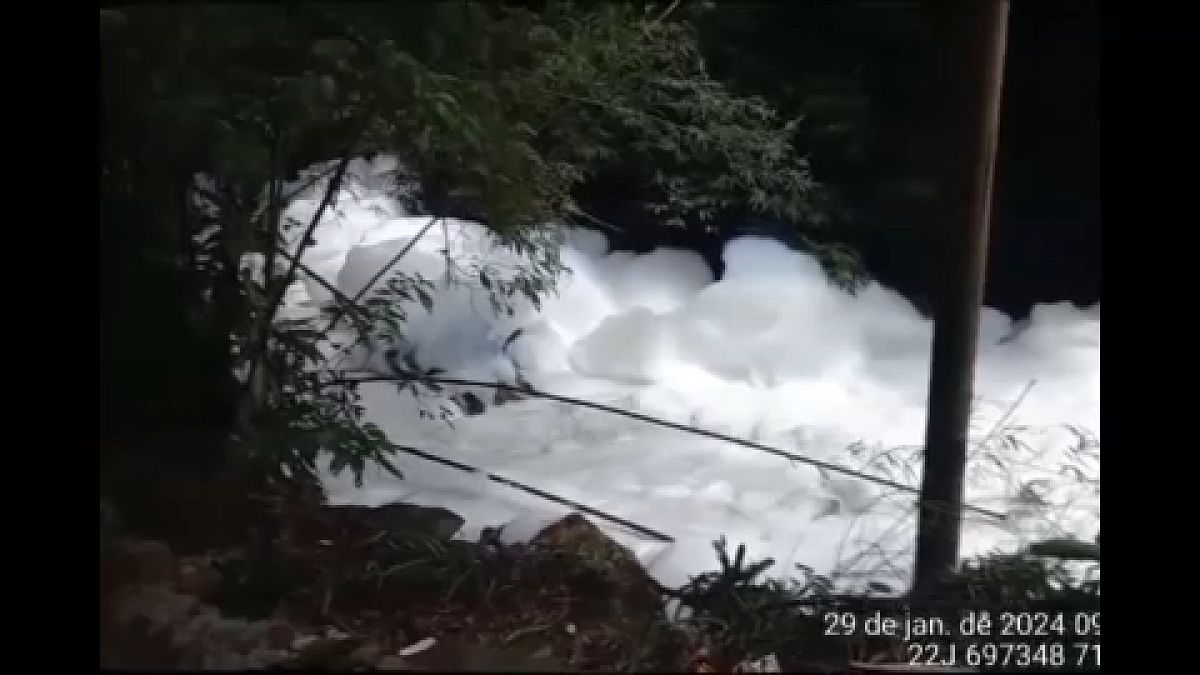 Imagen de la espuma que se ha creado en las aguas de un río del sur de Brasil afectado por un vertido de ácido.