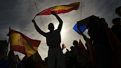Die spanische und die europäische Flagge 