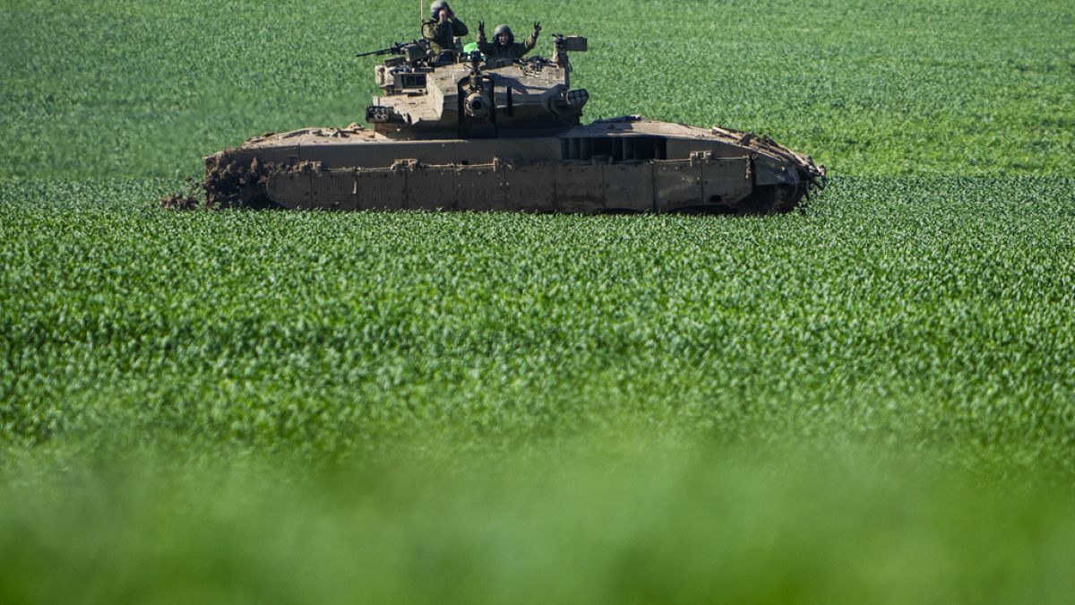دبابة إسرائيلية تتجه إلى موقع على الحدود مع قطاع غزة، 30 يناير، 2024.