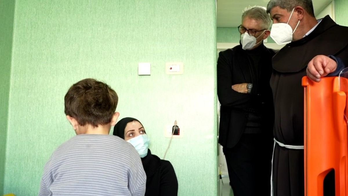 Franziskanerpater Ibrahim Faltas bescht vor laufender Kamera eine palästinensische Familie in einem Krankenhaus in Rom.