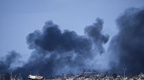 دخان يتصاعد بعد القصف الإسرائيلي على قطاع غزة