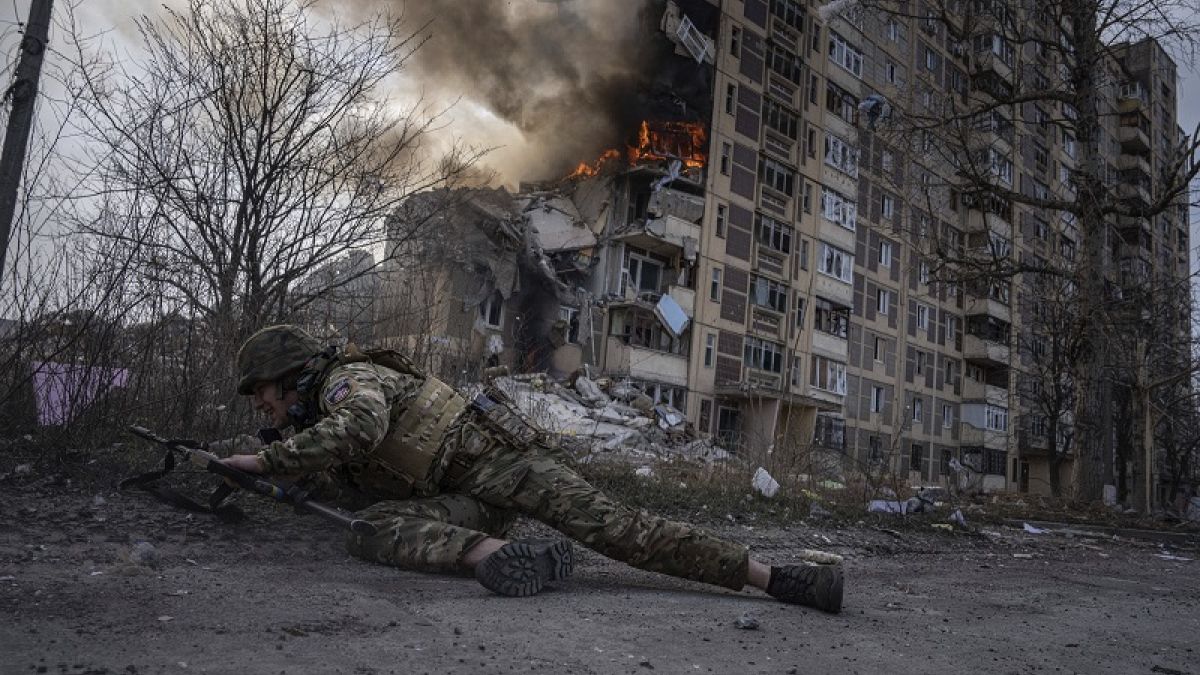 FOTO DE ARCHIVO: Un agente de policía ucraniano se refugia tras un ataque aéreo ruso en Avdivka el 17 de marzo de 2023