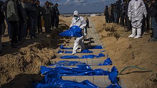 Οι Παλαιστίνιοι θάβουν τα πτώματα ανθρώπων που σκοτώθηκαν στις μάχες με το Ισραήλ και επέστρεψαν στη Γάζα από τον ισραηλινό στρατό