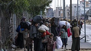 Palestinos huyen el lunes 29 de enero de Jan Yunis, en el sur de Gaza, forzados a desplazarse por los ataques israelíes en la zona
