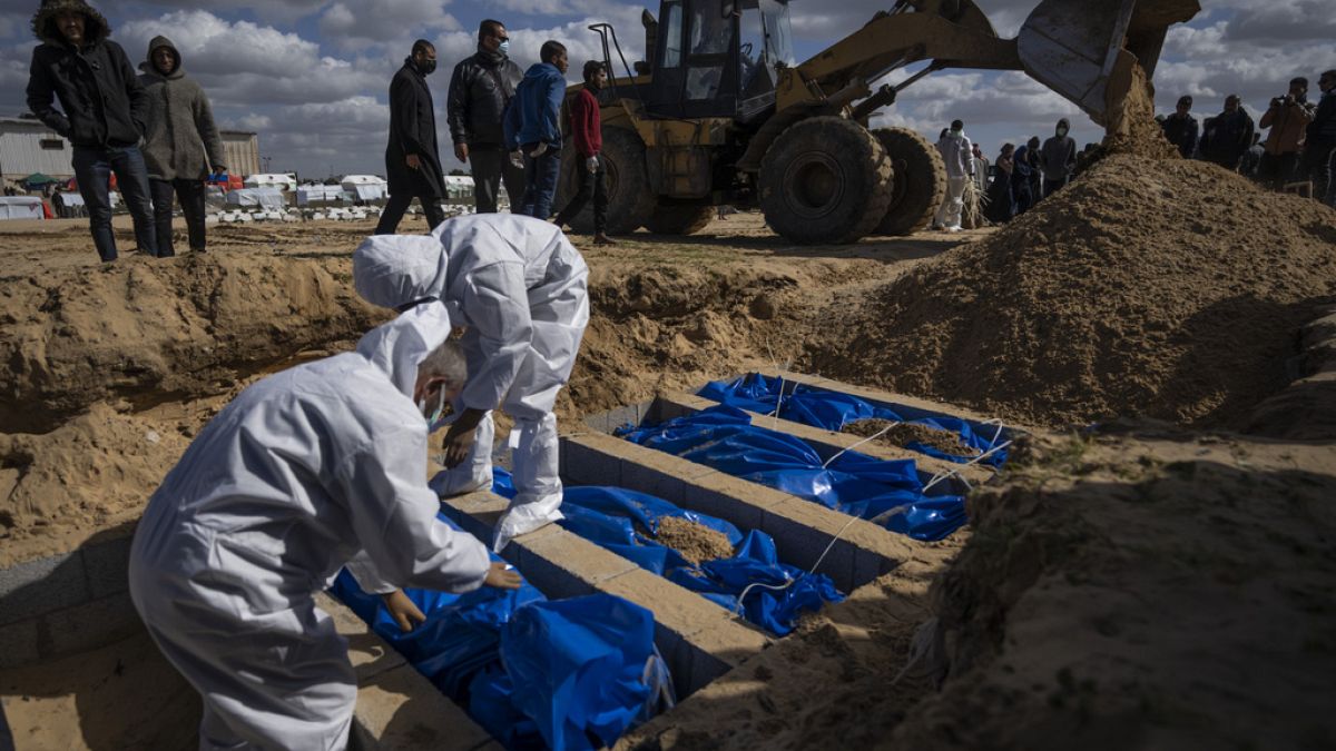 Ein israelischer Lastwagen mit 80 Leichen von Palästinensern ist im Najjar-Krankenhaus in Gaza angekommen. Die Leichen wurden zu einem Friedhof in Rafah gebracht.