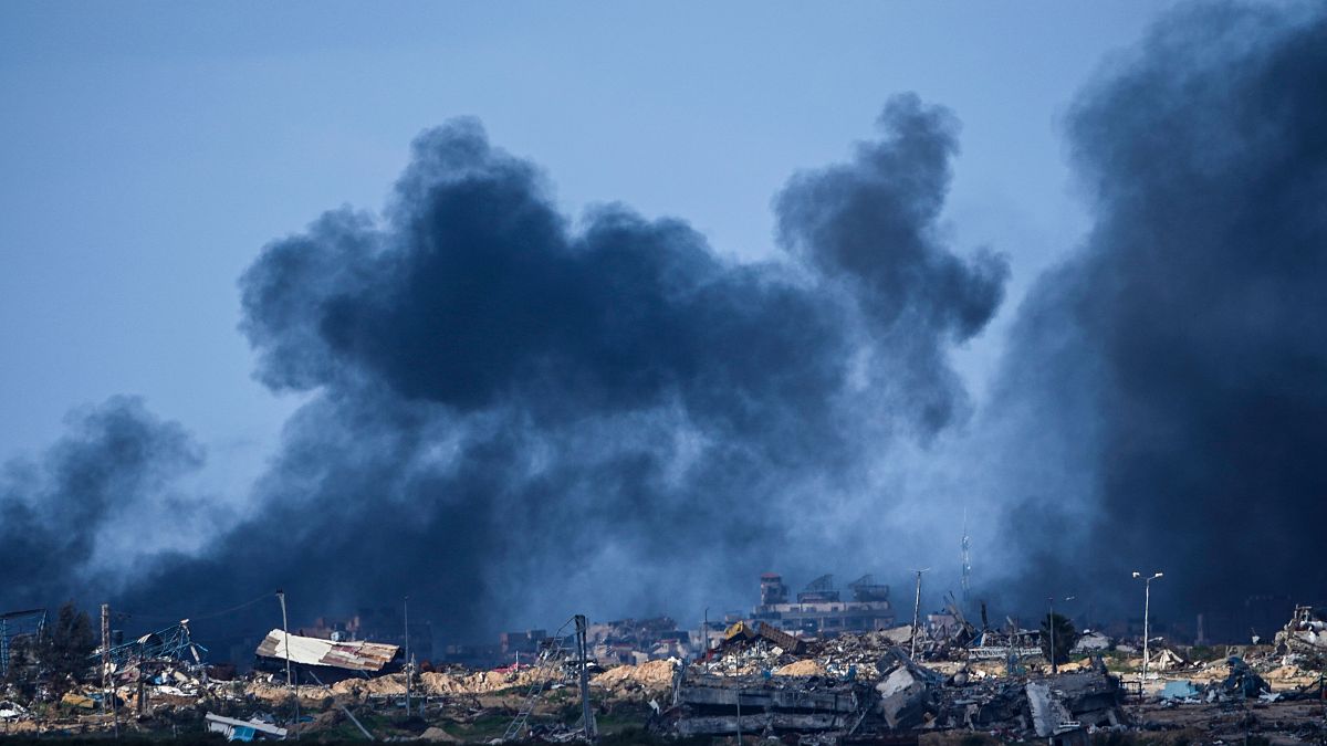 دخان متصاعد في سماء قطاع غزة إثر قصف إسرائيلي