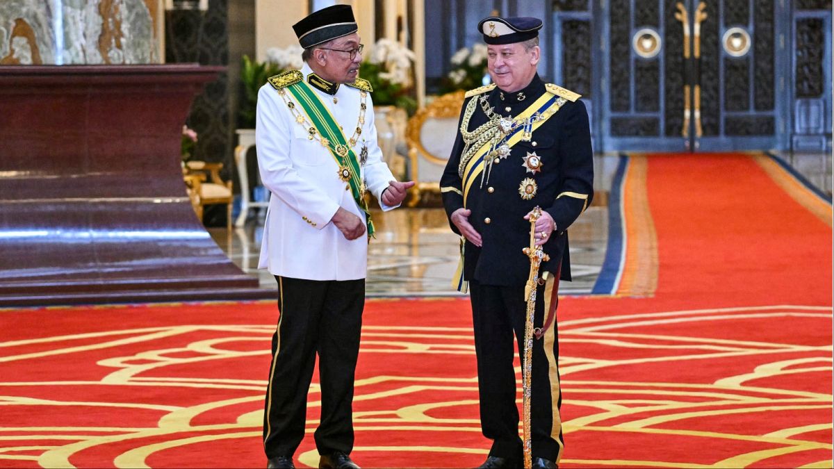 ملك ماليزيا السلطان إبراهيم إسكندر، على اليمين، يتحدث مع رئيس الوزراء الماليزي أنور إبراهيم، على اليسار، بعد حفل أداء اليمين في القصر الوطني في كوالالمبور