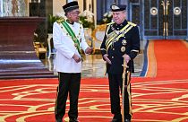 ملك ماليزيا السلطان إبراهيم إسكندر، على اليمين، يتحدث مع رئيس الوزراء الماليزي أنور إبراهيم، على اليسار، بعد حفل أداء اليمين في القصر الوطني في كوالالمبور