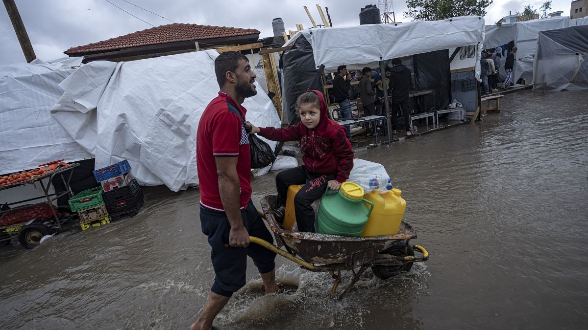 الأمطار تغرق مخيمات اللاجئين في غزة