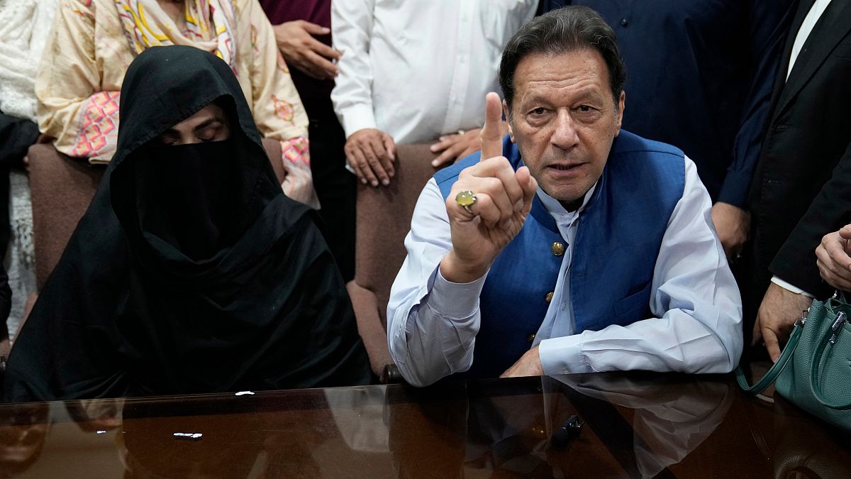 Пакистанский суд в среду приговорил бывшего премьер-министра Имрана Хана и его жену к 14 годам тюремного заключения по делу о коррупции.