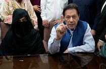 Пакистанский суд в среду приговорил бывшего премьер-министра Имрана Хана и его жену к 14 годам тюремного заключения по делу о коррупции.