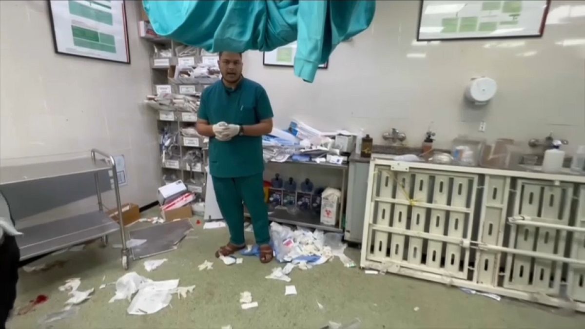 النفايات الطبية تنتشر على أرضية مستشفى ناصر 