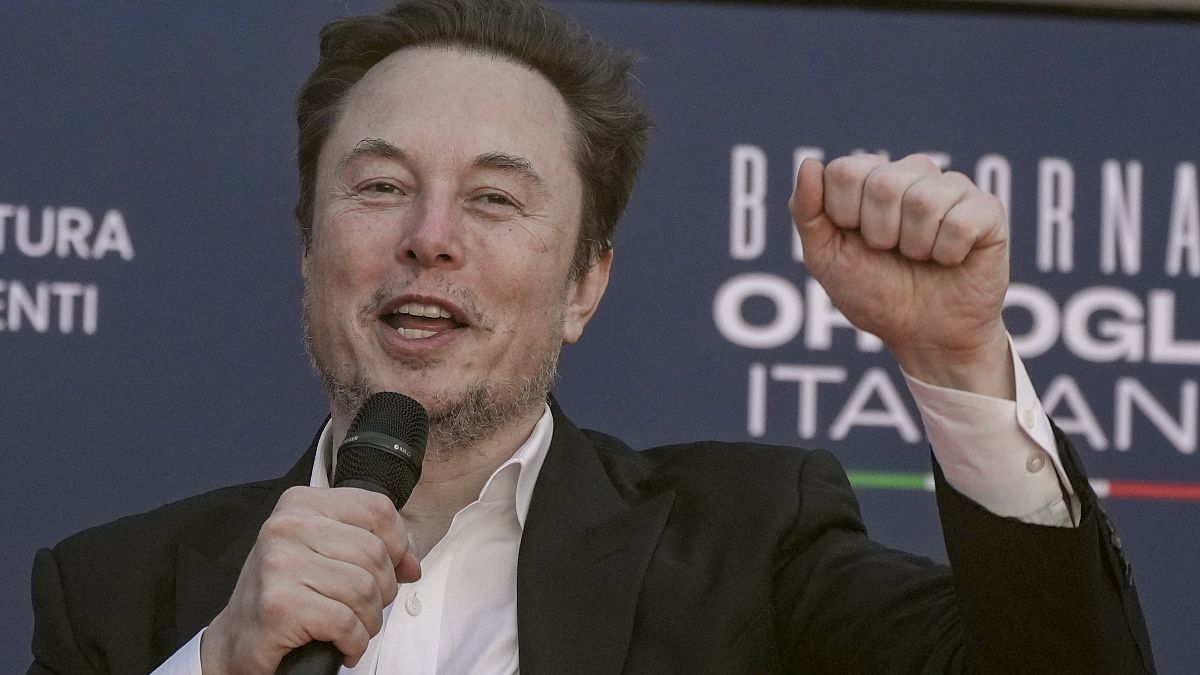 Tesla CEO'su Elon Musk, Giorgia Meloni'nin İtalya'nın Kardeşleri siyasi partisi tarafından Roma'da düzenlenen yıllık siyasi festival Atreju'ya gelirken el sallıyor.