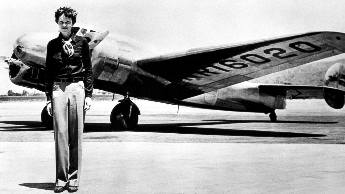 Amelia Earhart avec son avion Lockheed Electric à bord duquel elle a disparu en tentant de faire le tour du monde en juillet 1937.