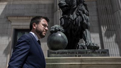 Il presidente catalano Pere Aragones cammina davanti al Parlamento spagnolo a Madrid, Spagna, il 21 aprile 2022.