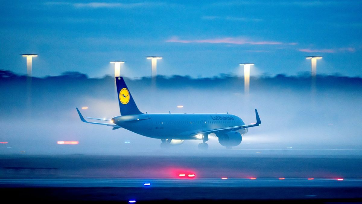 Туманным утром в среду, 31 января 2024 года, в аэропорту Франкфурта-на-Майне стартует самолет.