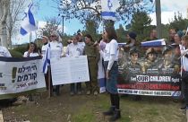 أمهات جنود إسرائيليين يطالبن بايدن بوقف دخول المساعدات الإنسانية إلى قطاع غزة