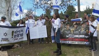 أمهات جنود إسرائيليين يطالبن بايدن بوقف دخول المساعدات الإنسانية إلى قطاع غزة