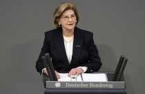 Eva Szepesi, superviviente del Holocausto, habla ante el pleno del Bundestag alemán en Berlín, Alemania, el miércoles 31 de enero de 2024.