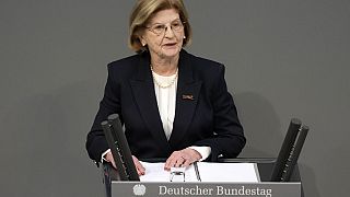 Eva Szepesi, superviviente del Holocausto, habla ante el pleno del Bundestag alemán en Berlín, Alemania, el miércoles 31 de enero de 2024.