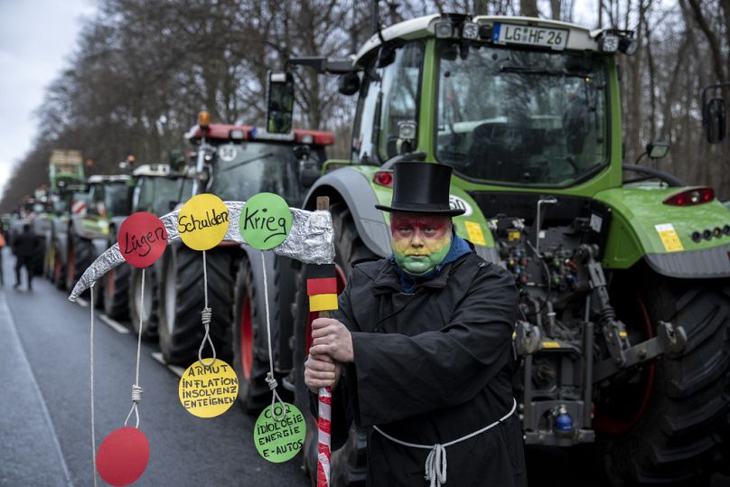 Ein Landwirt posiert für ein Foto während einer Protestaktion in Berlin, Deutschland, Montag, 15. Januar 2024.