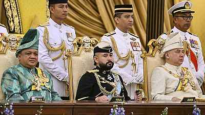 Kronprinz Ismail Sultan Ibrahim von Johor, Mitte.