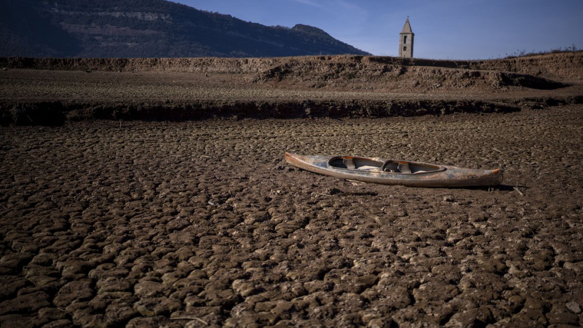 Terk edilmiş bir kano, Barselona'nın yaklaşık 100 km kuzeyindeki Vilanova de Sau'daki kapasitesinin yalnızca yüzde 5'i olan Sau rezervuarındaki çatlak zeminde yatıyor.