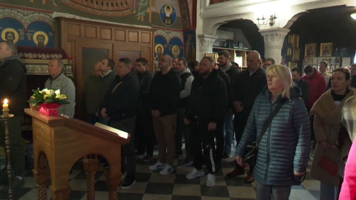 Ucranianos y rusos rezan juntos en la Iglesia de la Santísima Trinidad en el casco antiguo de Budva, en Montenegro. 